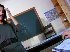 Îmi place să văd această brunetă milf drăguță futută tare în misionar cu spermă în gură