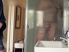 בעלי מתנזל על גיסה כשהיא תפסה אותו במקלחת!