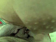 Stepmom amatur Perancis dapat puki berbulu ditutup air mani