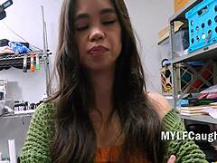 นักเคลื่อนไหวแตกสลายภายใต้แรงกดดันในการสอบสวนโต๊ะทำงานหนักโดยตำรวจ