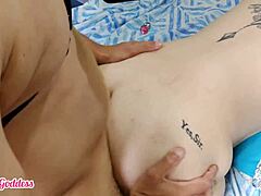 Moj muž je pozvao prijatelja da mi jebe dupe velikim kurcem, i volela sam to kao radoznala kućanica.