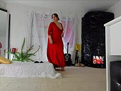 Vilkas MILF Sonya kiusoittelee karvaisella pillulla ylösalaisin!