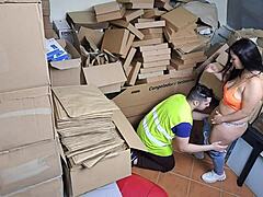 Sexy Latina Sjef Fanger Ansatt på Telefon for Muff Diving!