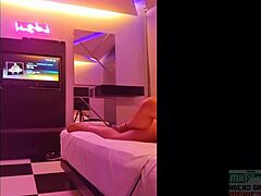 Karlita hotwife suger kuk, parkerer mannen, svart strømpebånd og rir meg foran ham