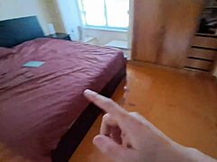 Coño cremoso de criada latina tentado en jeans con masaje