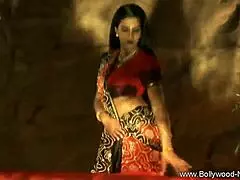Wow, check this Eastern Indian dancer getting fully exposed while moving!