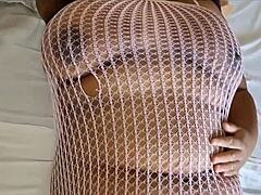 Hei, am prins-o pe mama vitregă masturbându-se singură, apoi i-am futut pizda mare.