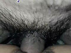 另一个家伙操我淫荡老婆，在热辣三人行中填满她毛逼