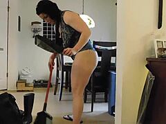 牛仔短裤熟女在奶油派预览中闪现