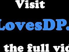 Milf elegante toma por el culo mientras chupa polla en acción grupal salvaje