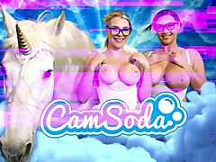 Seksikäs iso tissi milf-sairaanhoitaja leikkii toimistopöydällä