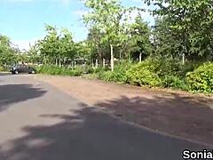 Hé, wil je zien hoe ontrouwe Engelse milf Lady Sonia haar enorme tieten laat zien?