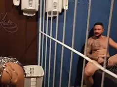 fui presa e fodendo com 2 gostosos