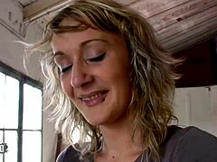 ей, искаш ли да видиш тази слаба френска блондинка MILF да я вземе в задника за пари?