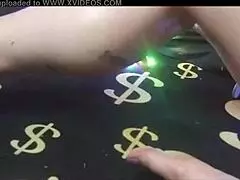 רגליים שריריות ושוקיים משומנות מבריקות על MILF בודיבילדרית!