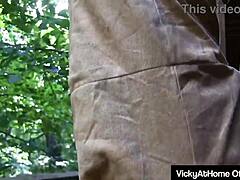 Vaalea cougar Vicky Vette kiusoittelee suurta klitoria. Hän vibraa pillua ja perseä orgasmiin.