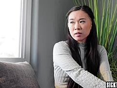 En gang i tiden, barnevakt MILF Spencer Scott knullet het asiatisk tenåring 18+ Kimmy Kimms perfekte rumpe