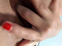 Latina isolla persellä suihkuttaa kotivideolla