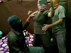 La maldicion del trio casero se apodera del porno latino, mi novia invito a su amigo de la universidad a beber refrescos y terminamos follando los tres en porno real casero