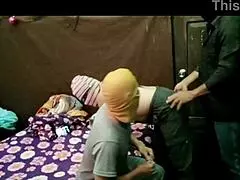 La maldicion del trio casero se apodera del porno latino, mi novia invito a su amigo de la universidad a beber refrescos y terminamos follando los tres en porno real casero