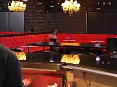 Barkeeper entdeckt MILF-Fotze in Cowgirl und Doggy