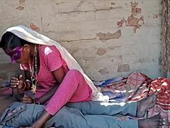 زوجة ديسي في زي مكسي وردي تُضرب بقوة