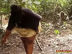 Esposa Yoruba preguiçosa BBW fodida por pornstar amador africano na fazenda