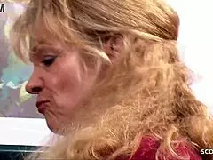 Ух, немецкий психолог помогает настоящей паре с сексом… и в итоге присоединяется к тройке!