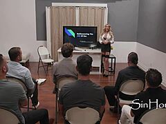 Käsillä oleva seksi-luokka Danielle Renaen kanssa. Vaalea MILF johtaa kovan orgian ja runkkausohjeet luokkahuoneessa