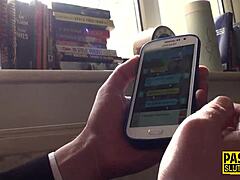 ¡Oye, mira esta milf sumisa cabalgar anal duro!