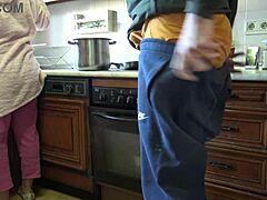 Зрела маћеха ми дозвољава да је јебем у длакаву пицку у кухињи