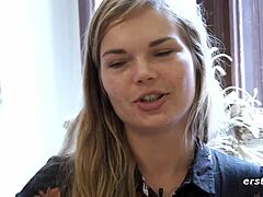 Ersties датска мадама си играе с косматата пичка с помощта на стъклено дилдо