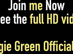 וואו! מגי גרין עם ציצים גדולים דוחפת דילדו עמוק בכוס!