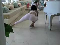 Tässä POV-videossa tutkin muhkean äitipuoleni tiukkaa reikää