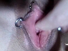 Zvrátená matka Nippleringlover skúma svoju prepichnutú pičku intenzívnym prstovaním.