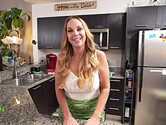 Mačeha se skloni, da pomiri živce pred zmenkom v prikolici.