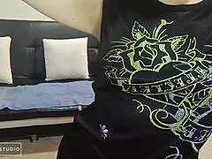 Yksinäinen latinalainen nainen kämpässään kapea vyötärö ja sukkahousut