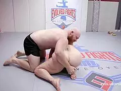 Белла Росси борется с Тором, победитель доминирует над проигравшим жестко