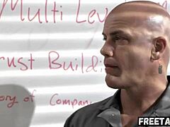 我在办公室被看门人抓到我的金发BBW屁股