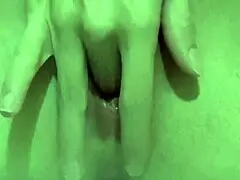 Close-up intenzivního stříkání z kundy v orgasmusu