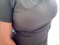 Kahverengi çıplak dans eder, hemşire sıcak ırklararası sahnede takip eder