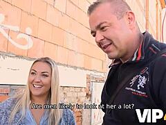 VIP4K Facet uwodzi kobietę z dużymi cyckami, żeby zdradziła tuż obok chłopaka!