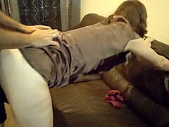 Svär, fast vid vita horan i satin-trosor, doggy POV, slickar röv, smutsigt franskt prat!