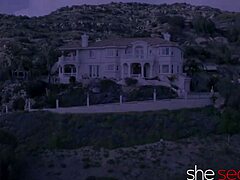 Kendra Cole og Penelope Woods dominerer milf Carmen Valentina