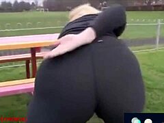 Geile MILF paradeert grote kont in strakke leggings door park.