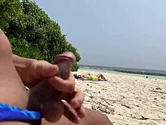 Guardone Pervertito Si Sega Guardando Milf Tettona e Figliastro! Sborra in Faccia Mentre Prendono il Sole!