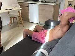 הפכתי את חבר של הבן שלי למשוגע עם הזין הגדול שלי לפני מסיבת הבריכה