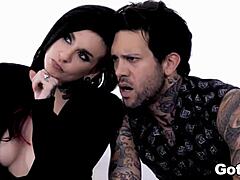 Babysitter adolescentă 18+ Mia Malkova se dezlănțuie cu Joanna Angel și mâini mici 18+ într-un 3some fierbinte!