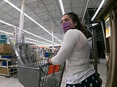 看这个，伙计们，我43岁的妻子在公共场合闪露她的大屁股，为了狂野的羞辱！