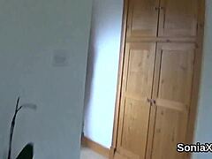 Cudzołożna brytyjska dojrzała Lady Sonia pokazuje ogromne naturalne cycki-potwory